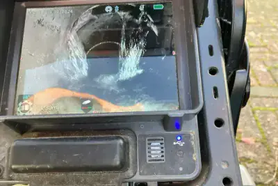 Camera-inspectie van een riolering: monitor in de inspectiewagen toont het binnenbeeld van de leiding