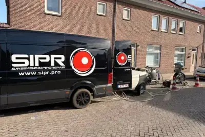 SIPR-voertuigen voor een bakstenen gebouw