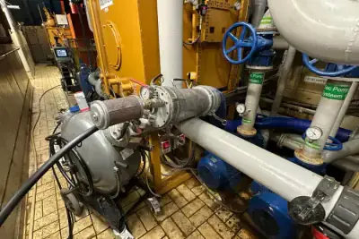 Pompleiding en reliningapparatuur in een waterkrachtcentrale