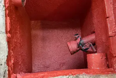 Put renovatie door spraycoating: roterende spuitkop brengt een beschermende coating aan op de binnenwand van een betonnen inspectieput