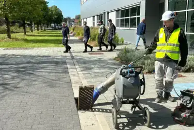 Rioolrenovatie zonder breekwerk: SIPR-ploeg renoveert een rioolleiding via een open put in een Belgische woonstraat
